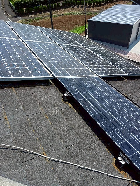 所沢市で太陽光パネルとカラーベスト屋根の点検依頼、経年劣化によるカビが進行しており屋根カバー工事を推奨